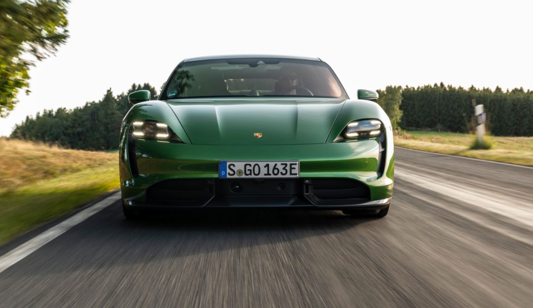 DemoDaysFest's tweet photo. The @Porsche Taycan was built to make a statement, and as the newly crowned World Performance Car of the Year, that statement is loud and clear; electric cars are here to kick ass, on the track and off.
#electrifyexpo #electrify2020 #porsche #taycan #emobility #ev #electriccars https://t.co/kzZABuRq8n