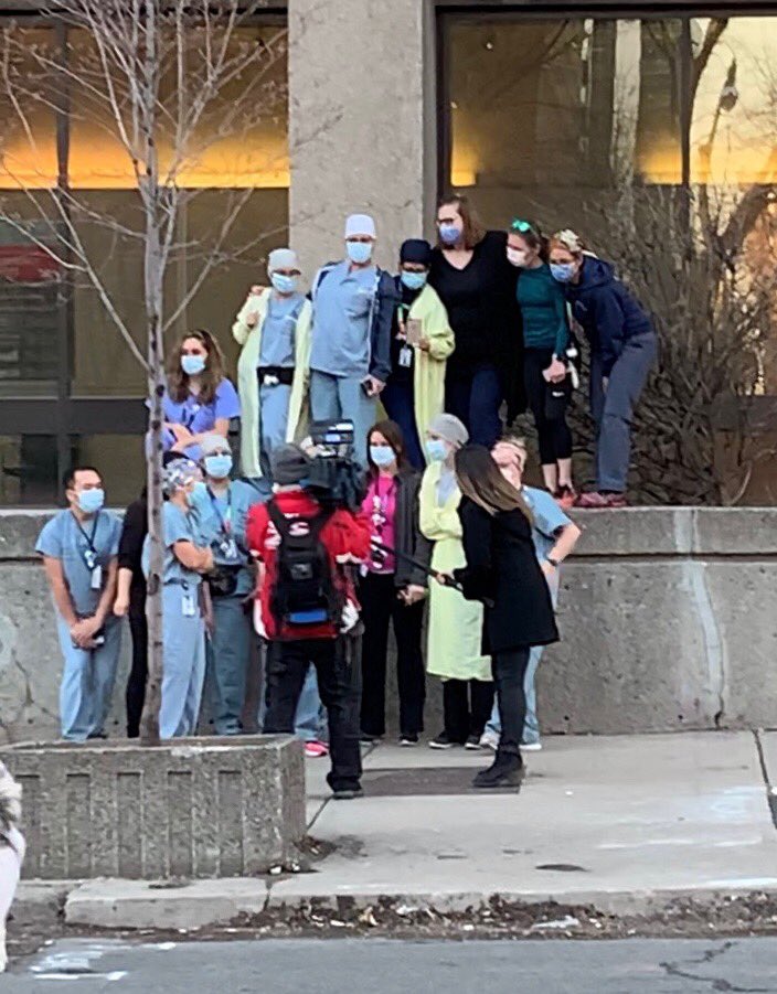 Hockey8989's tweet photo. Thank You ti all the Health Care Workers for all you do to protect us and the community ❤️🙏🏼❤️ #MountSinai #SickKids #TorontoGeneral https://t.co/52SSNlZ4dm