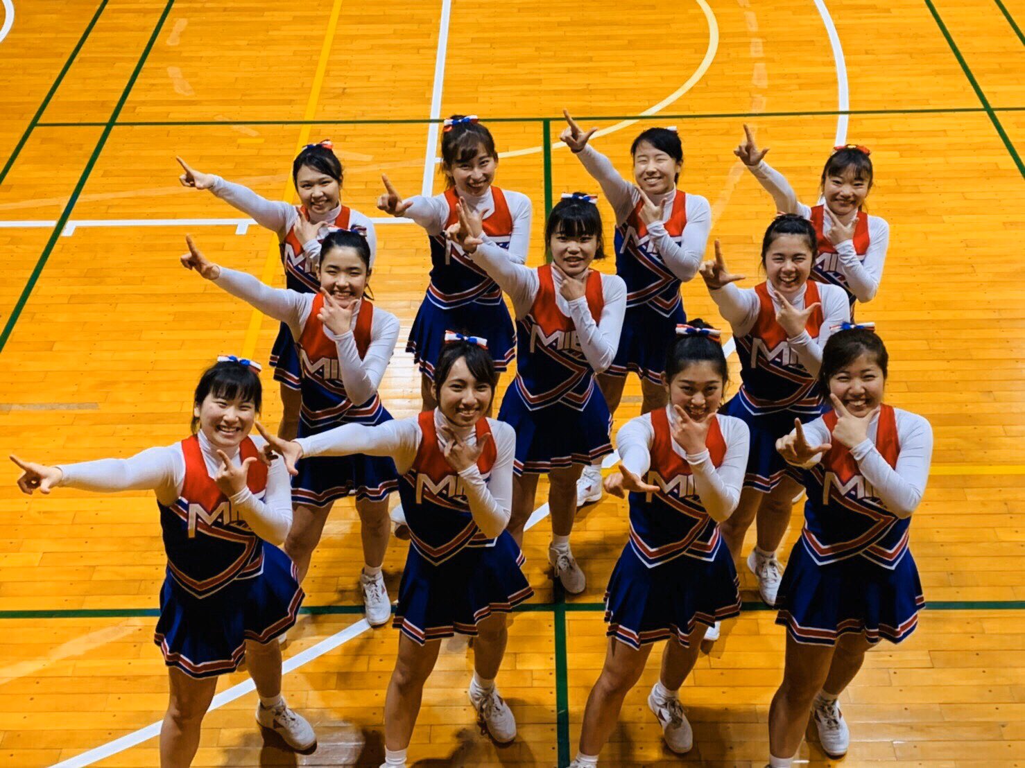 翠ちゃん 三重大学応援団 チアリーダー部は毎年 3月に大阪で行われる西日本チアリーディング選手権大会に出場しているにょ スタンツにダンス モーションにジャンプとチアの全てが詰まった演技を同じユニホーム 同じ髪型で行うにょ 大会の雰囲気も