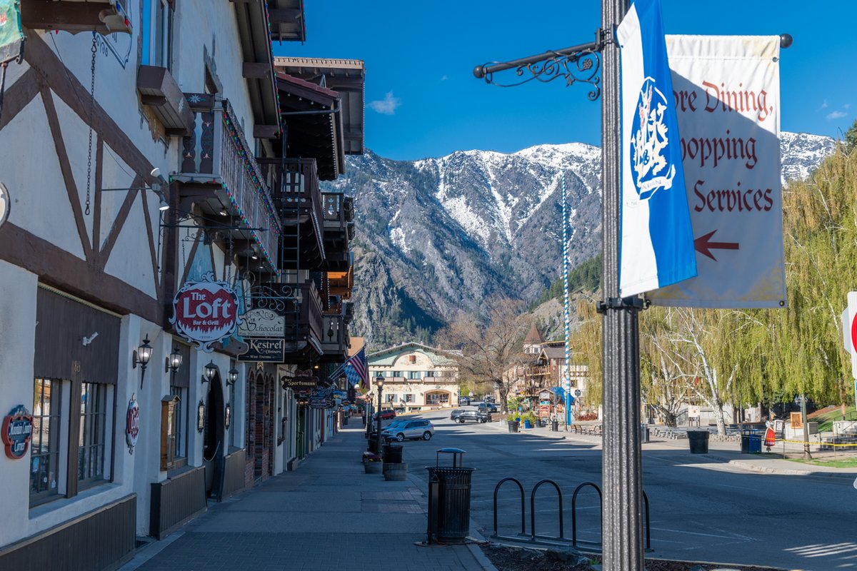 leavenworth_wa's tweet photo. We are in this together. Here are a few views of Leavenworth today as we all stay safe and follow the recommendations of health authorities. We are thinking of you all! #LeavenworthTogether #PlanForLater #ArmChairTravel #WindowViews #SpringIsHere https://t.co/wwLpHFqdWY