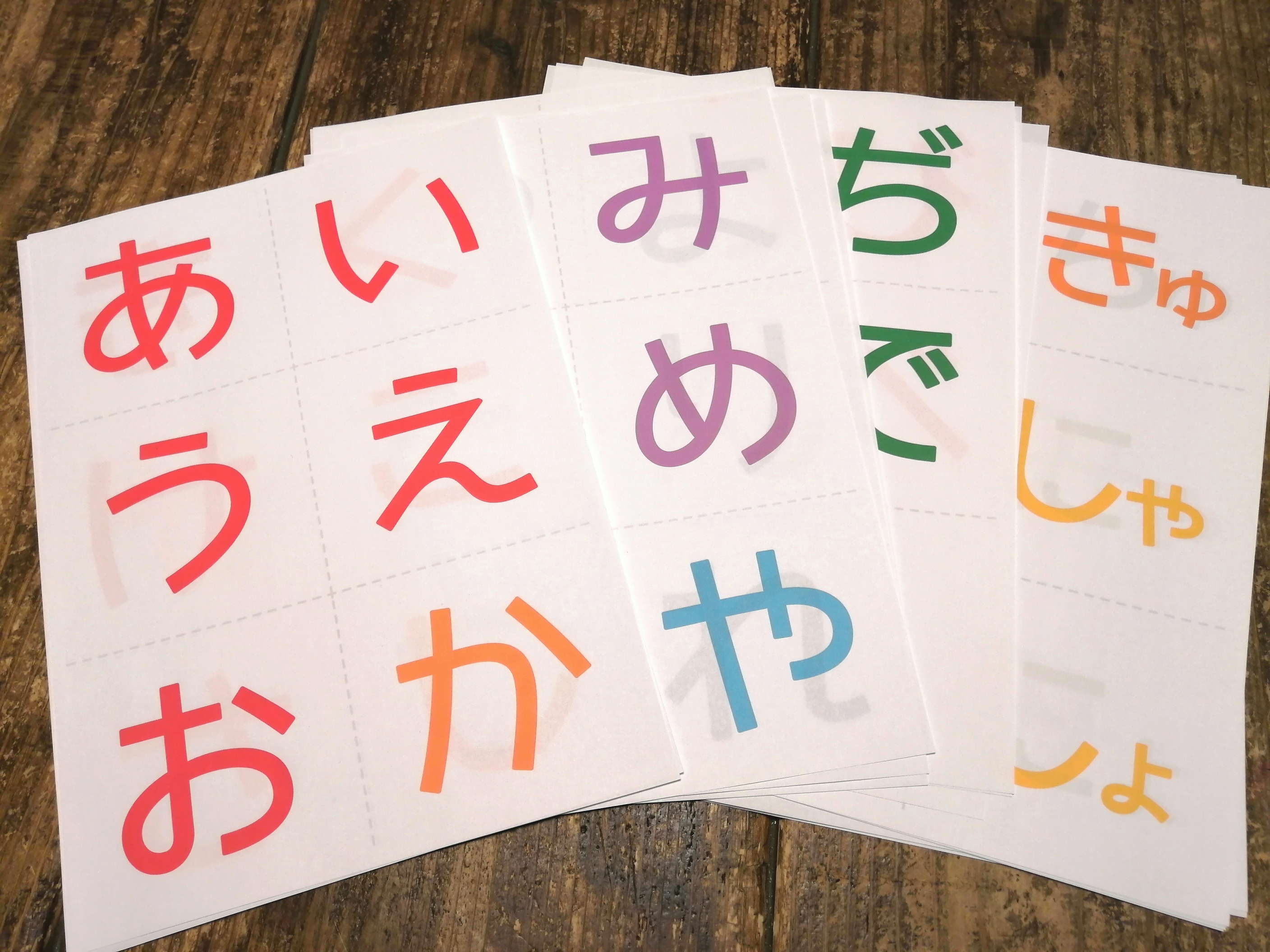 Twitter 上的 イラストレーター のびこ 娘に作った手作り教材 ひらがなカード と アルファベットカード コロナで外出自粛の中 お家でのお勉強に使っていただけるよう こちらも無料配布いたします 商用利用は不可 ダウンロードは以下のリンクから
