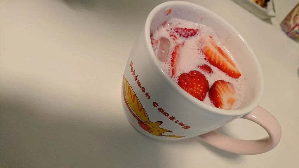 🍓苺カルピスアイスラテ🍓
娘とぐちゅぐちゅ潰してつくってみた🙌
カットしたまんまの苺も乗せて完成✨☕
お家カフェみたいなことしたいな～
グラスがないわ…  
