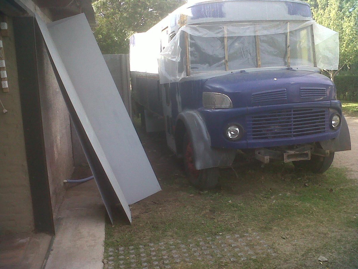 1114El's tweet photo. El parabrisas del Comechingón fue lo más complicado: del original de dos partes curvas hubo que adaptarlo a una con laterales 🤷‍♀️ y colocar el “virdio” ni les cuento! 

#casarodante #motorhome #campingcar #camping #autocaravana #airelibre #rodanteando #viajesobreruedas https://t.co/j9vaZJ0vXt