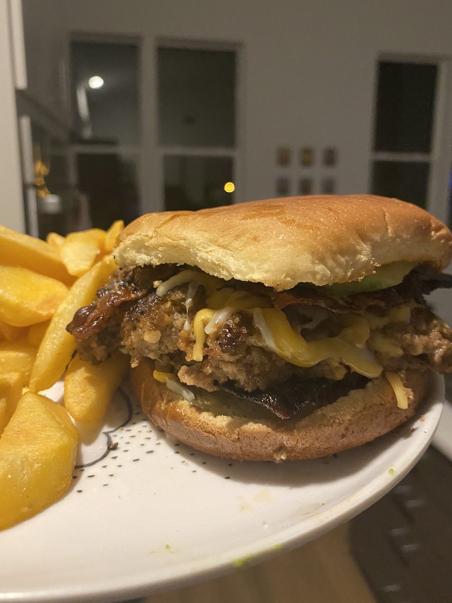 thislalife's tweet photo. Guinness Smash Burger with Bacon and Cado! I’m out here!!! #chasingdank https://t.co/RRXAESJWjY