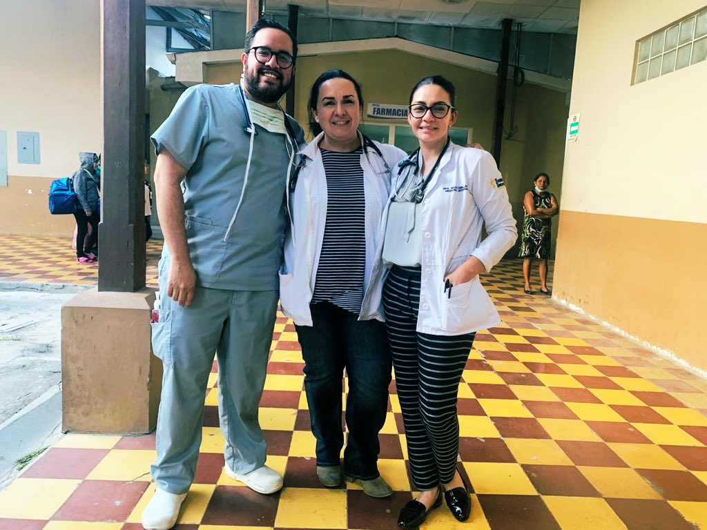 doctormegamente's tweet photo. Vean nada más estas bellezas. Dos de mis personas favoritas, y tres de un equipo donde todos somos MVP #miequipoesmejorqueeltuyo #internistasHO #faltaBuesito #lovethesegirls #divas #Imissmybeard #MVP #MagicisMight https://t.co/nENTj4i6PO