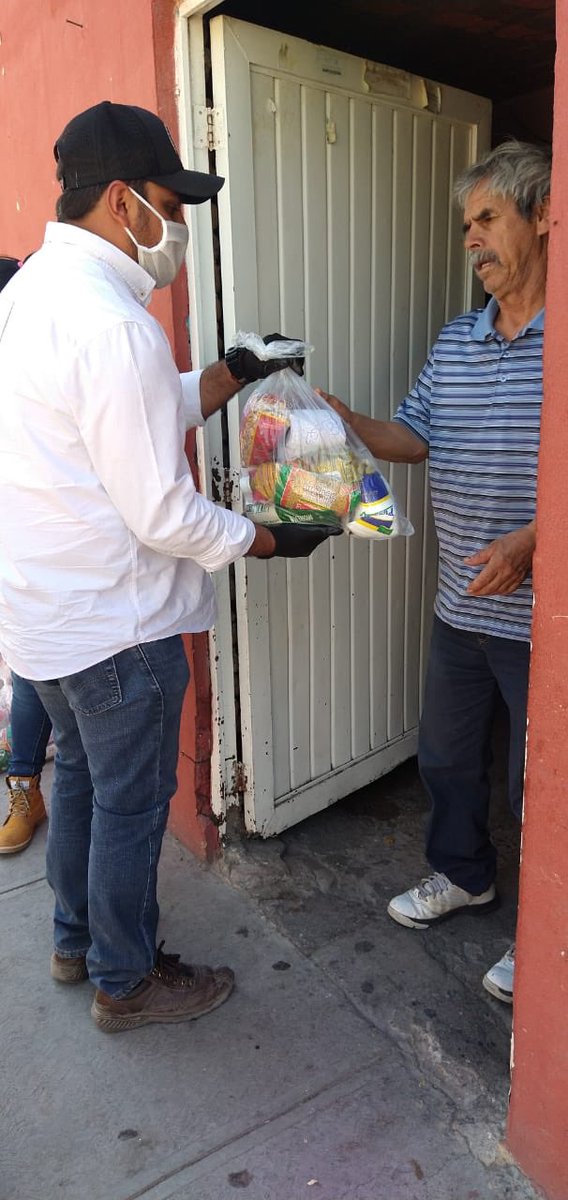 RspDgo's tweet photo. El equipo de #RSP #Durango lleva poyos alimentarios a adultos mayores para mitigar los efectos económicos del #COVIDー19 https://t.co/OidgQXq3JE
