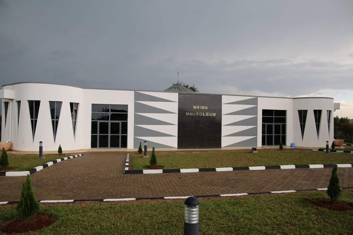 RwandaMuseums's tweet photo. #Kwibuka26
20/4/1994: Today we pay tribute to the last Queen of Rwanda, Rosalie Gicanda, who was killed on this date during the Genocide against the Tutsis. Her body lies in the mausoleum of Mwima, in @NyanzaDistrict next to her husband the Mwami Mutara III Rudahigwa. https://t.co/eRuc1XWxOB