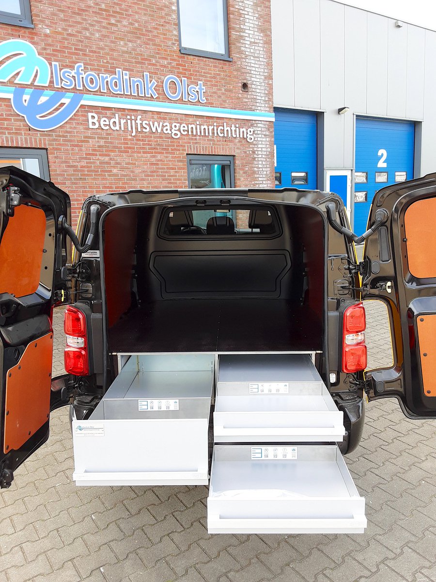 #projectvandeweek Hebt u niet de volledige stahoogte van uw laadruimte nodig? Dan zijn vloerladen een ideale oplossing om de ruimte nog slimmer te benutten! #ondernemer #zzp #bedrijfswageninrichting