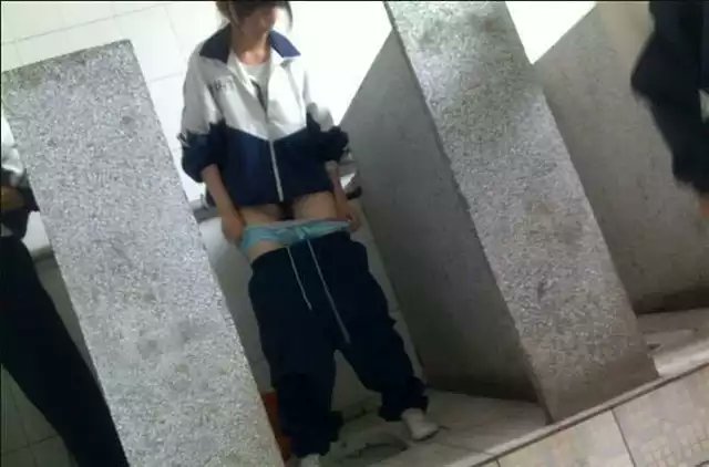テニストイレ　盗撮 