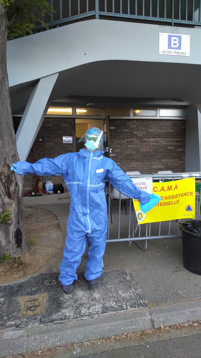ClaudieLaunoy's tweet photo. Pour la dernière journée, poste de magasinier.e au centre. L'idée, c'est de fournir le matériel de protection nécessaire à celles et ceux en charge de la décontamination des véhicules et le matériel médical pour que les véhicules soient prêts à repartir. https://t.co/WO0zTnbJiF