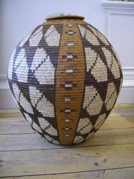 BwSlice's tweet photo. A storage basket made by Mashe Mbombo, a member of the Etsha women’s craft cooperative

#LocalKaMonate https://t.co/fKD938lWkj