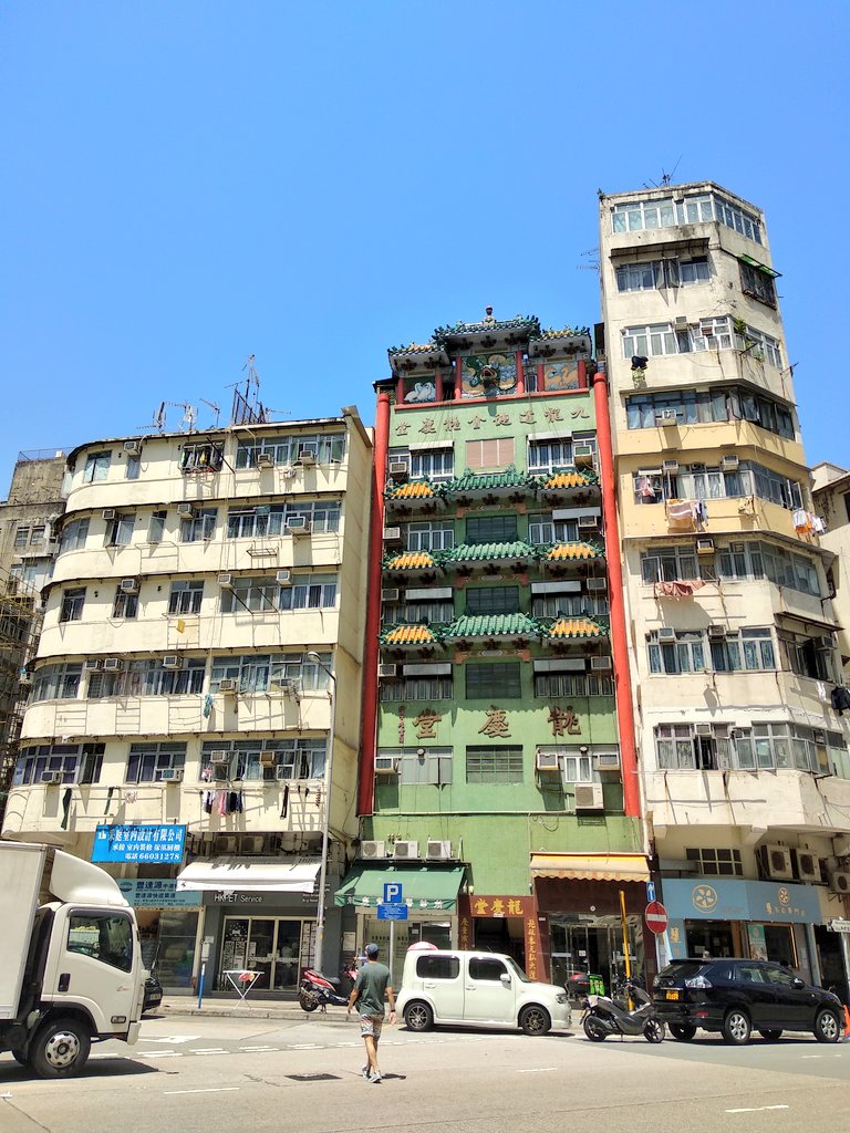 Stroll around town. #COVID19 turned a Sunday afternoon in this tiny city one much like a sleepy Mediterranean town. Few people are out and about, cars stopped, little traffic, sounds of summer bugs and birds and clothes hung to dry, whipping away in the wind.

#HongKong