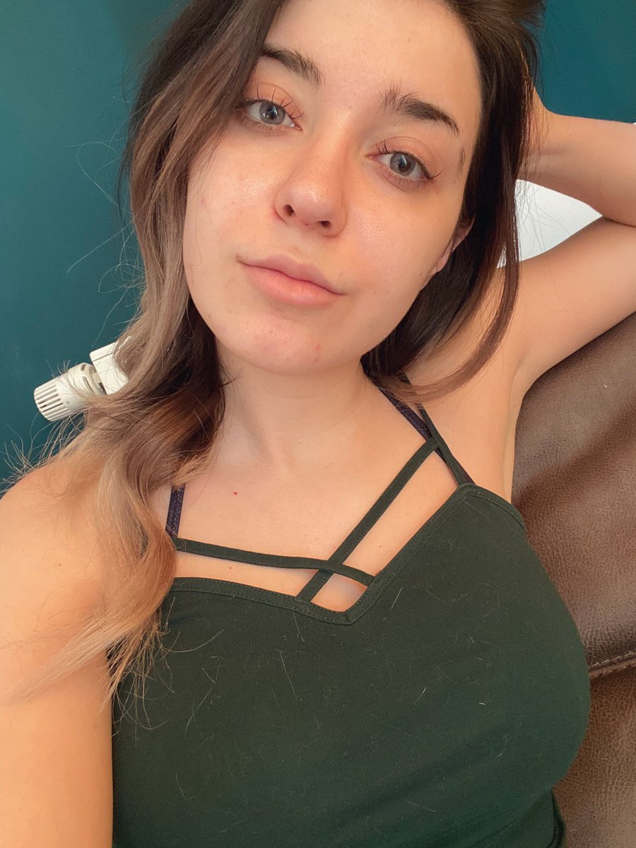 AnniTheDuck's tweet photo. Ich hab echt lang darüber nachgedacht:
Warum ging es mir gestern mit den Kommentaren zu dem Foto so schlecht?

Ich bin eigentlich jemand der sich extrem oft ungeschminkt und ungestyled zeigt, vor allem weil ich es wichtig finde dass Leute wissen wie Make up aussieht. https://t.co/brX5YDtrSH