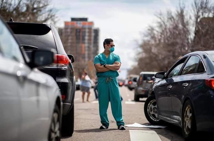 aotxotorena's tweet photo. Médicos y personal sanitario de Denver, en EEUU, han bloqueado la calle a los manifestantes pro-Trump, que quieren que la economía reabra despreciando las consecuencias de la pandemia.
#Trumpilandia en crudo. https://t.co/JXxD34pGs5