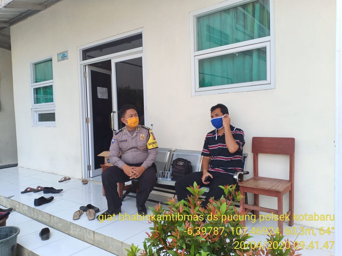 Giat bhabinkamtibmas Desa Pucung *BRIPKA ANDRIE S,SH* melaksanakan Silahturahmi dgn Kepala SMK MD 2 ds pucung Smpaikn pesan Kamtibmas &amp; Bahaya Virus Corona dan Antisipasi Penyebaran dgn cara GERMAS (Gerakan Masyarakat Hidup Sehat )Pake Masker, Sarung tangan,

#humaspolreskarawang