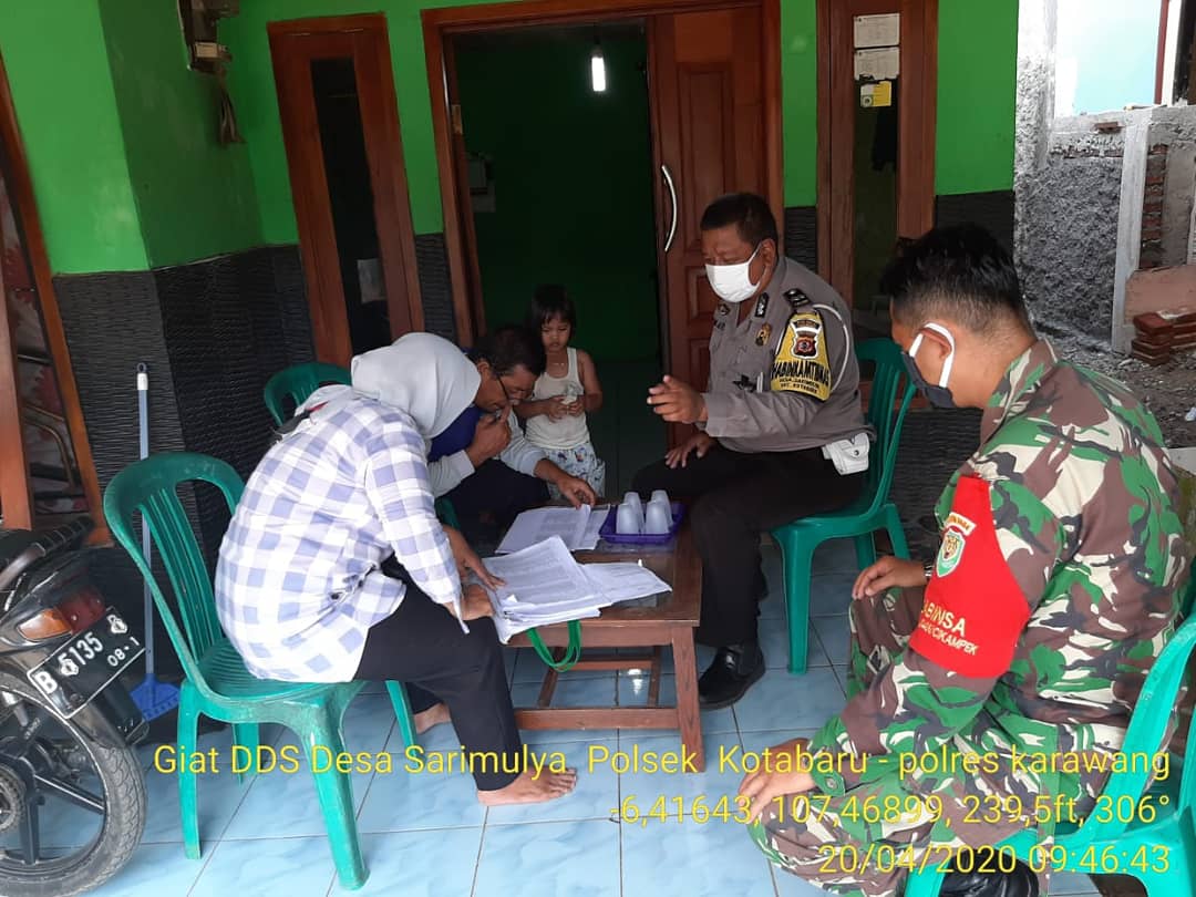 Giat Bhabinkabtibmas Aiptu SALIM ALVES melaksanakan giat pengecekan ke ketua Rt 01/01 berama Babinsa TNI AD dan kepala PSM Ds Sarimulya yang akn menerima bantuan dri Gubernur kpda warga yang berhak menerima biar tepat sasaran di desa Sarimulya Kec Kotabaru

#humaspolreskarawang