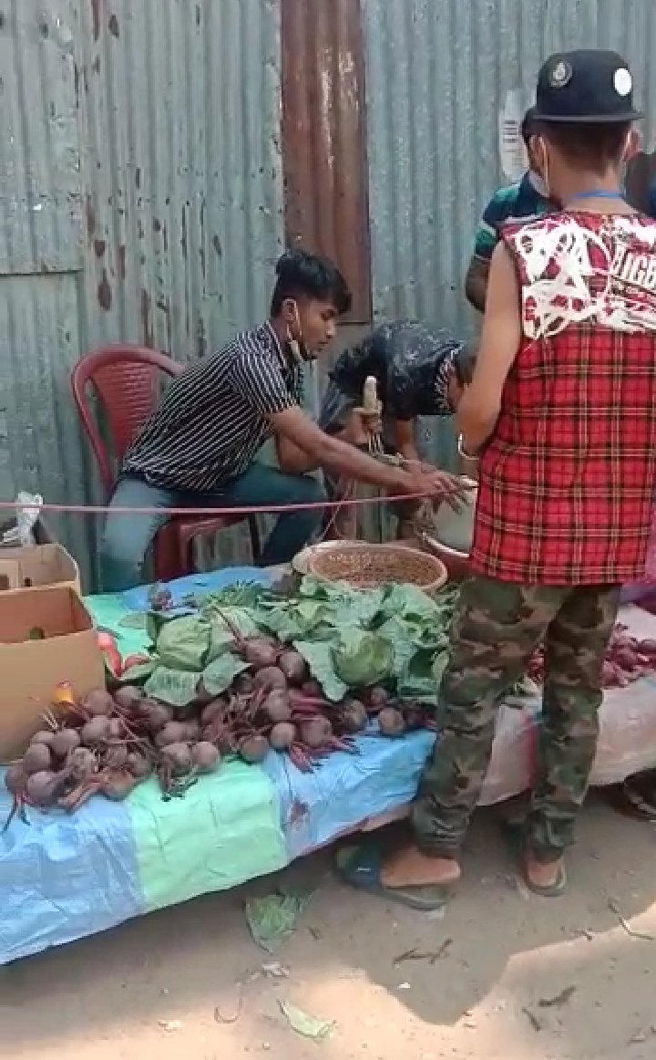 solomonshaikh's tweet photo. Its raining today but @SSahilShaikh
& his #DimapurExtendedTeam is seen selling vegetables & fish.
They buy groceries for the needy people out of the profits. Many families received.
What a beautiful way to help the distressed.
Keep it up.
#COVID-19 #lockdowncrisis #ExtendOut https://t.co/SfRKTx2TaV