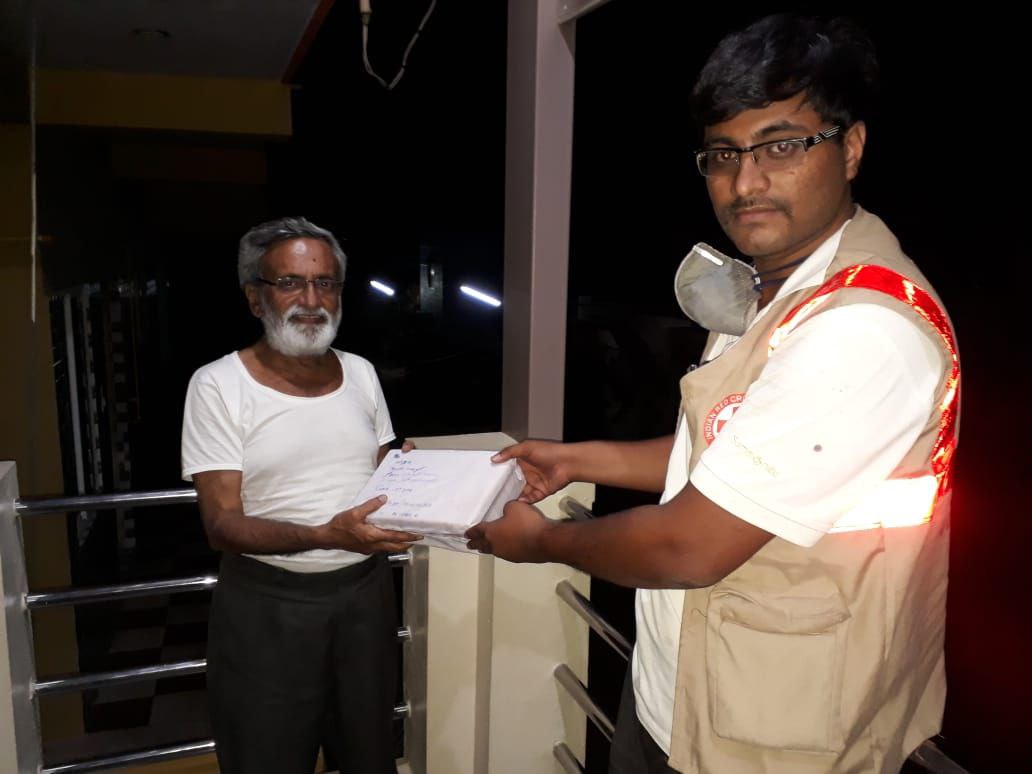 grovervj's tweet photo. #TumkurToMysore. Patient in Tumkur required ayurvedic medicine and was delivered in relay mode starting at 7 pm from Mysore #Asif #Advith Srirangapatna #Syed and Tumkur #Suweid who delivered it to the patient by 11 pm in Tumkur. #Salute #coronasainikas @Karnataka_DIPR https://t.co/WtRSws2U6a