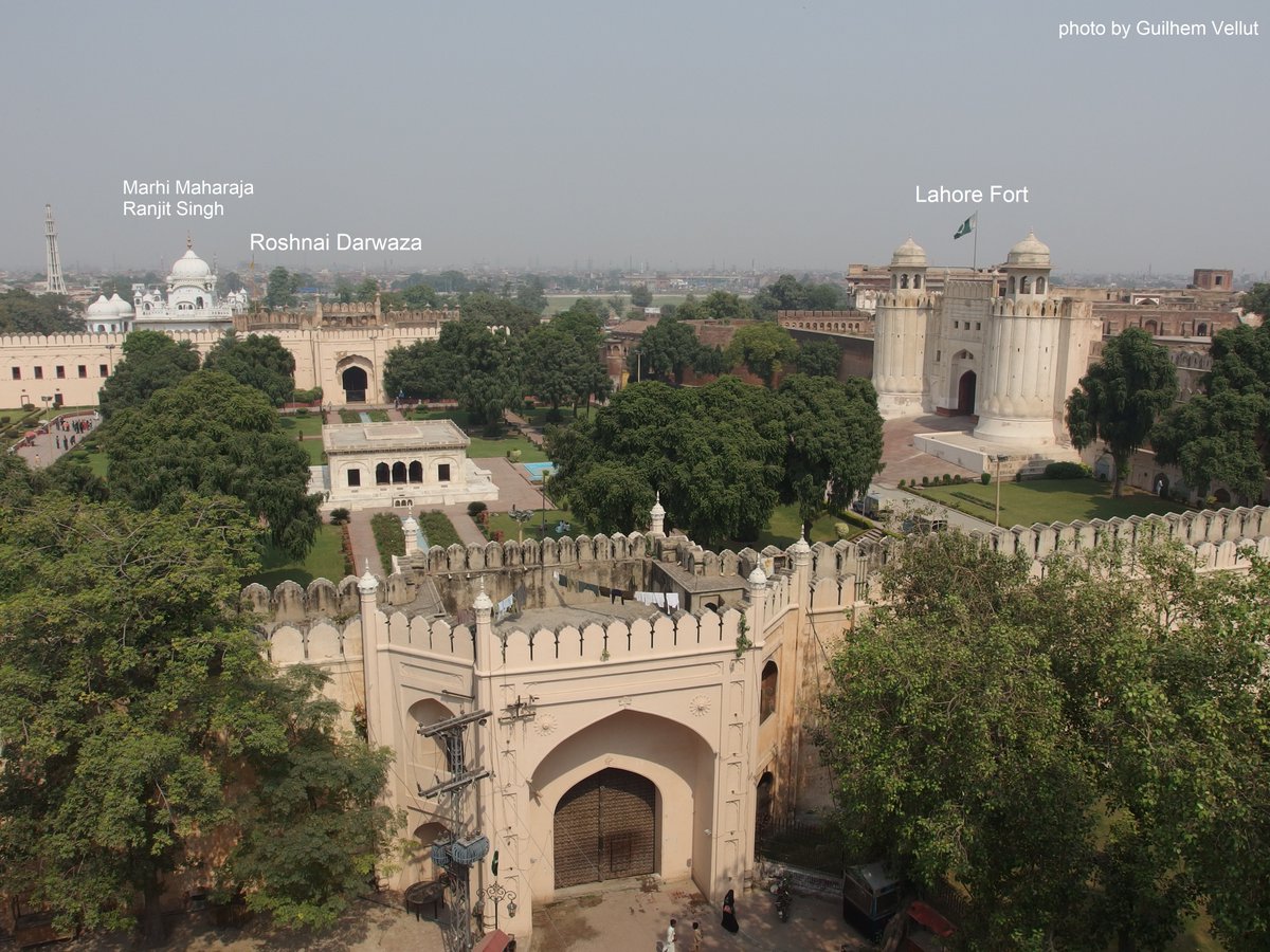 To the north of Hazuri Bagh is Roshnai Darwaza Gate of Splendour, named for being lit to guide the boats afloat the waters of RaviIt was here that Nau Nihal Singh with an accomplice was hit by falling pieces from gate archway that gave way suddenly as the duo was passed under it