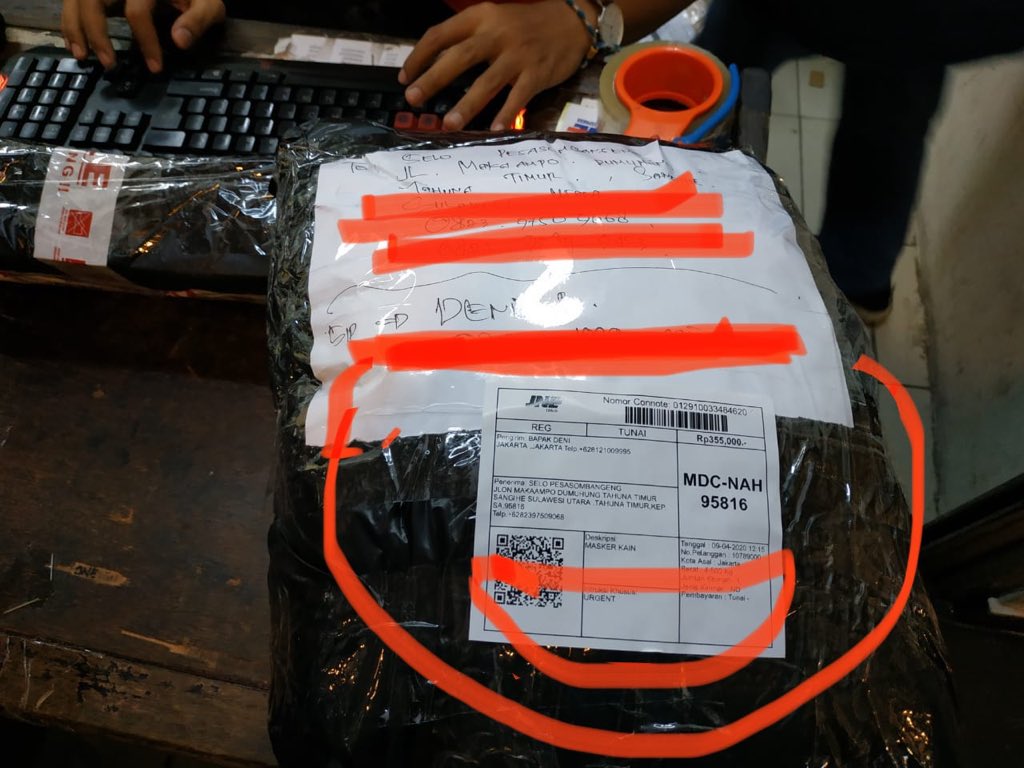 SELOlibrary's tweet photo. #GERAK-BATIN
Tergerak menyisihkan sdkt tuk membeli 1000 masker mengirim ke Kepulauan Sangihe. 
&amp; 5000 telor ayam tuk dibagkn bersm masker.
ANTUSIAS teman2 tuk SUKARELA bagikan GRATIS ke kampung2 meringankan sdra2 kita yg membthkan,
membuat perasaan Bangga &amp; Kagum. https://t.co/Poizz6qbhu