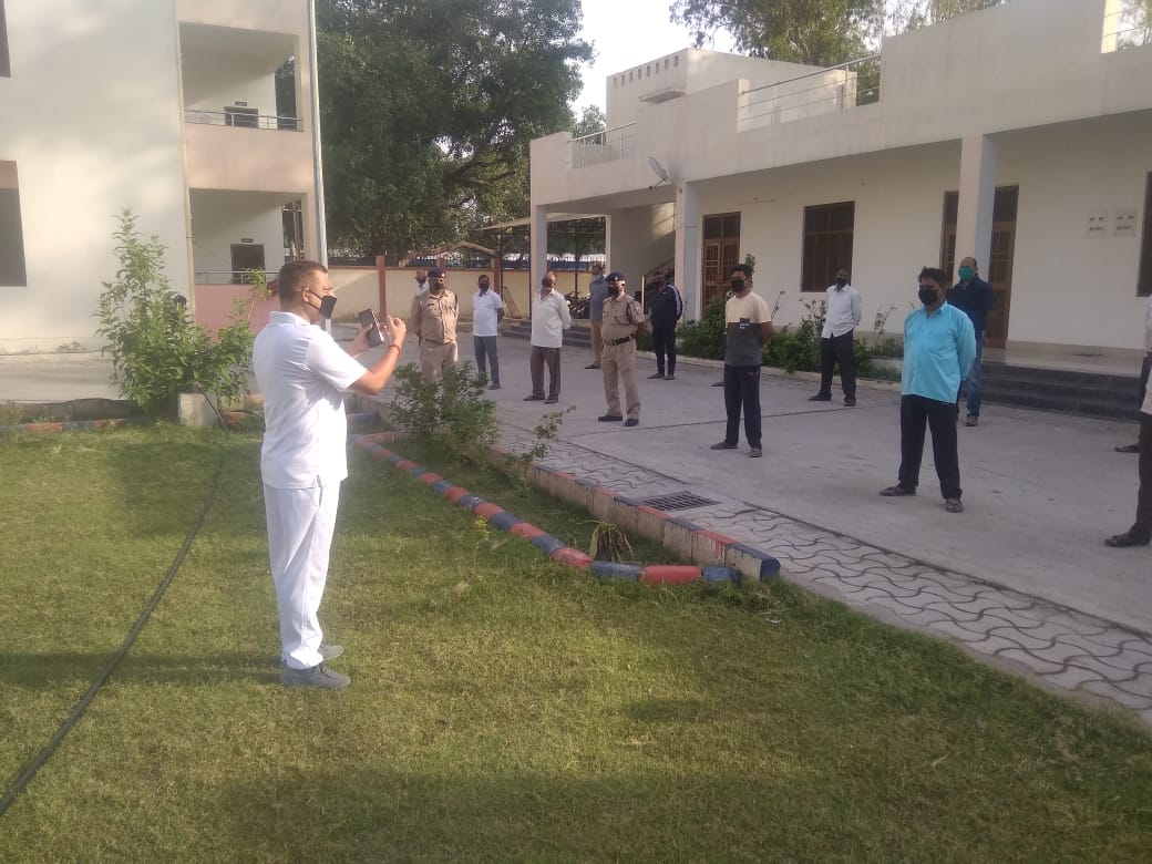 rpfpccnb's tweet photo. रे.सु.ब. Kanpur Central New बैरक तथा मेस का निरक्षण किया गया l सभी बलसदस्यों द्वारा  CORONA VIRUS से बचाव के तरीकों को शतप्रतिशत अपनाने की शपथ ली गयी। https://t.co/QfPuyUkP22