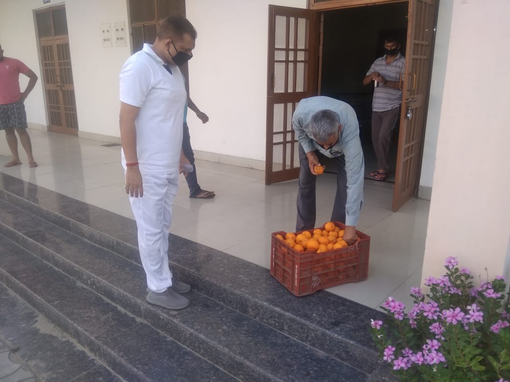 rpfpccnb's tweet photo. रे.सु.ब. Kanpur Central New बैरक तथा मेस का निरक्षण किया गया l सभी बलसदस्यों द्वारा  CORONA VIRUS से बचाव के तरीकों को शतप्रतिशत अपनाने की शपथ ली गयी। https://t.co/QfPuyUkP22