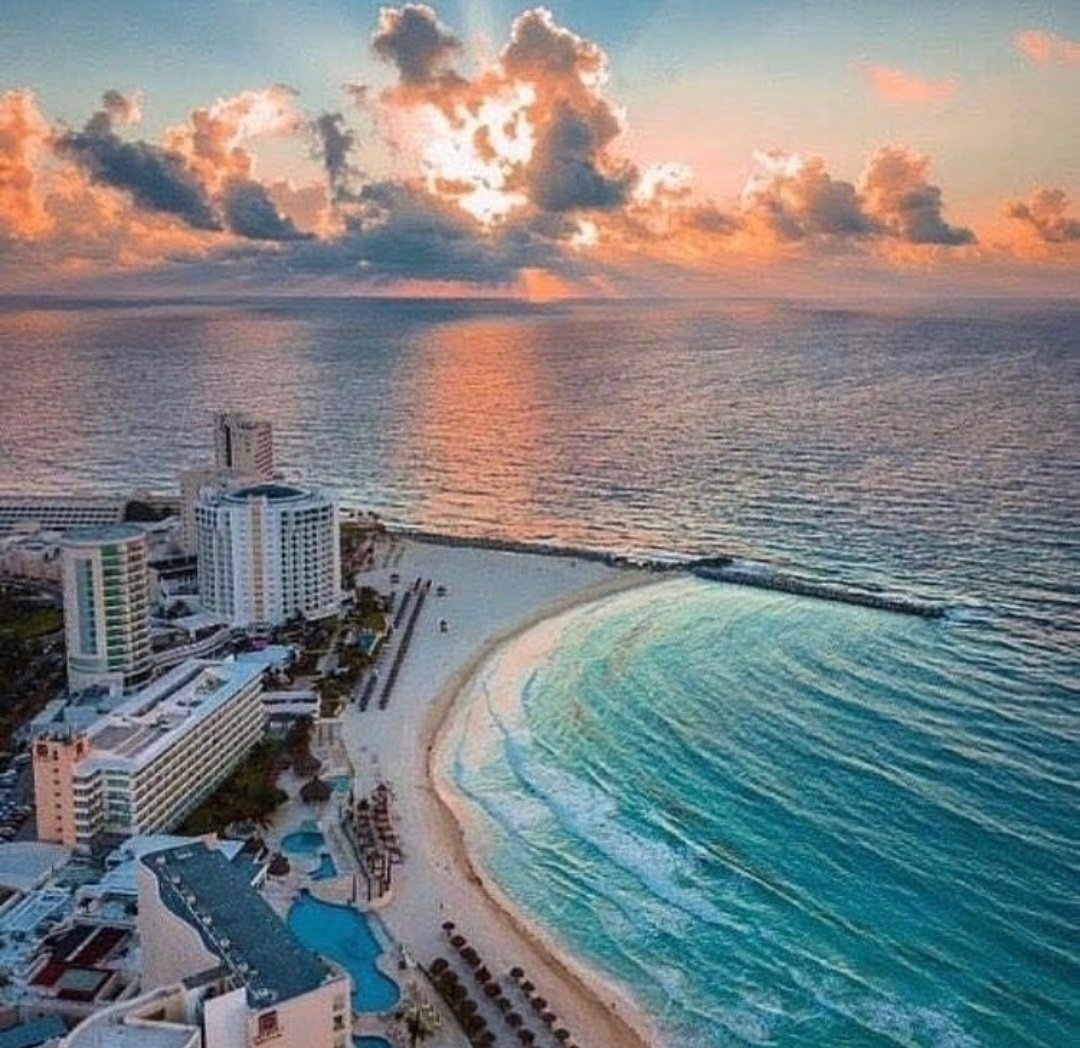 AlexandroCast_'s tweet photo. Cancún cumple sus 50 años desde su fundación y hay que festejarlo con gran emoción,
compartan esta publicación para que Cancún no se quedé en el olvido ❤️ #Cancun50
#felicidadescancun
#happybdaycancun
.
#RadioCROC #EscuchaEnigma https://t.co/fdtuwJuWC1 https://t.co/q3MFLv9x66