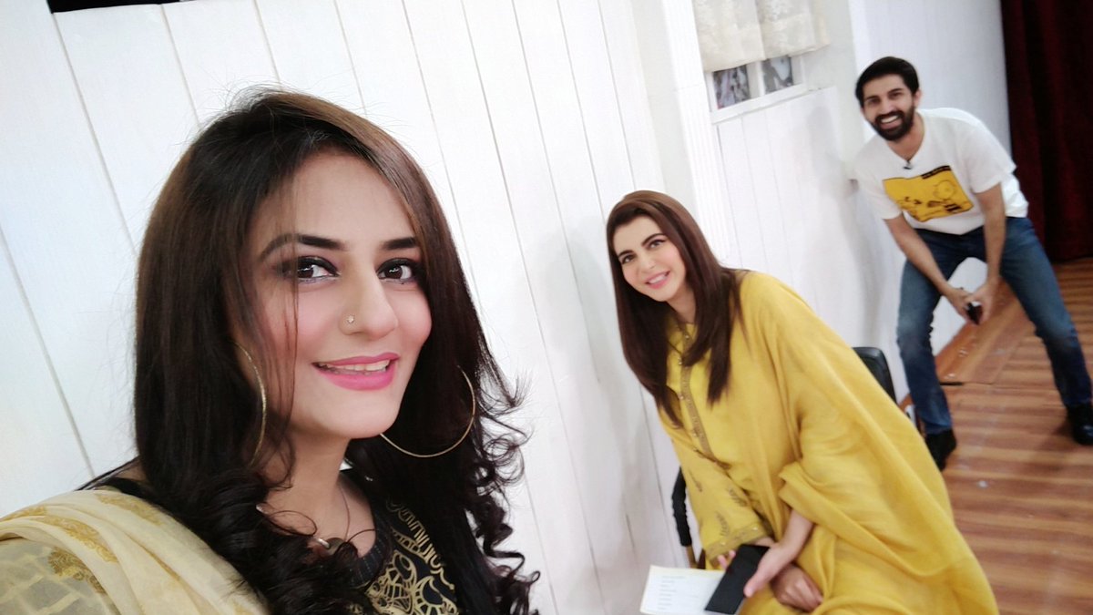 uffairaas's tweet photo. Clicks..📸
17th April 20
#show_glimpse #clicks #host #guest #make_up_competition #loser😂🙈 #expert #style #uffaira #uffaira_anis_saad #goid_morning_pakistan
#Ary_Digital
#Ary_Digital #pakistan_media #infotainment #fashion https://t.co/rGsqtTby0f