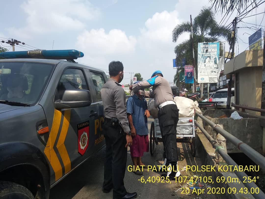 Giat patroli Polsek Kotabaru pada hari Senin tgl 20 April 2020, jam 09.42 Wib 
Melaksanakan patroli dialogis,sambang
&amp; Memberikan Masker Kain Kepada Masyarakat 
#humaspolreskarawang