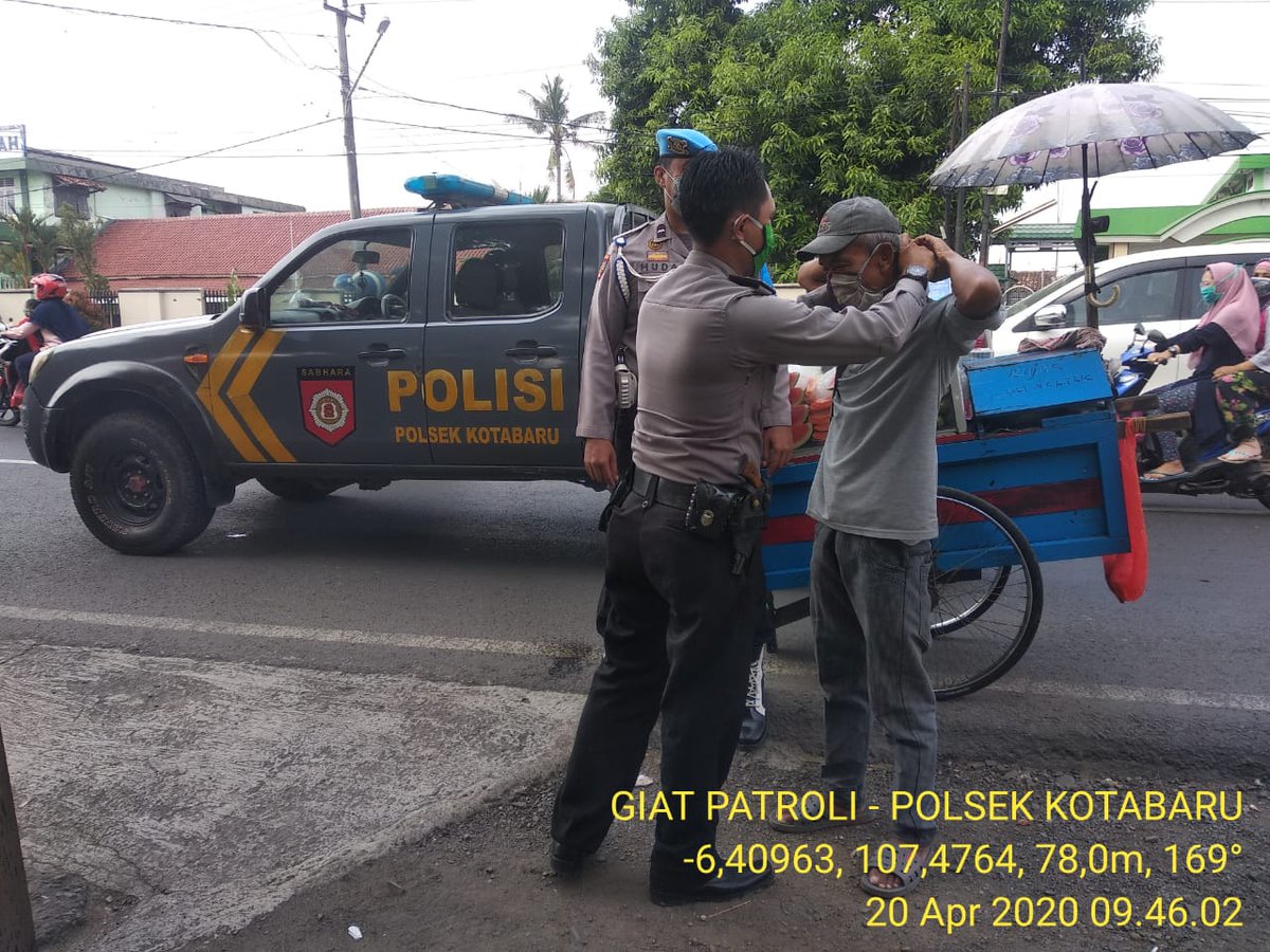 Giat patroli Polsek Kotabaru pada hari Senin tgl 20 April 2020, jam 09.45 Wib
Melaksanakan patroli dialogis,sambang
&amp; Memberikan Masker Kain Kepada Masyarakat 
#humaspolreskarawang