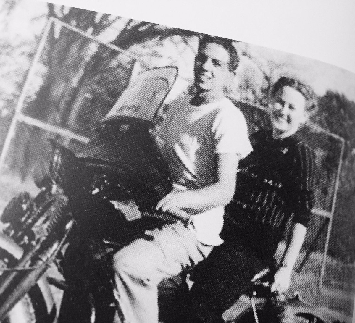 I have a feeling he and his Leicas are creating more magical pictures at this very moment.  💛🙏 RIP Ted Grant. 

#canadian #photography #legend