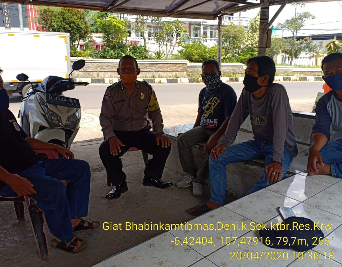 Giat Bhabinkamtibmas *BRIGPOL DENI K* melaksanakan : 
Smbng dgn ojeg Pangkalan, smpikn pesan Kamtibmas &amp; bahaya Virus Corona melalui *GERMAS* antisipsi pnybrn dgn makai masker, antiseptik desinfektan, jaga jarak, cuci tgn pk sabun dg air mengalir dan diam di rumah.

#humasreskrw