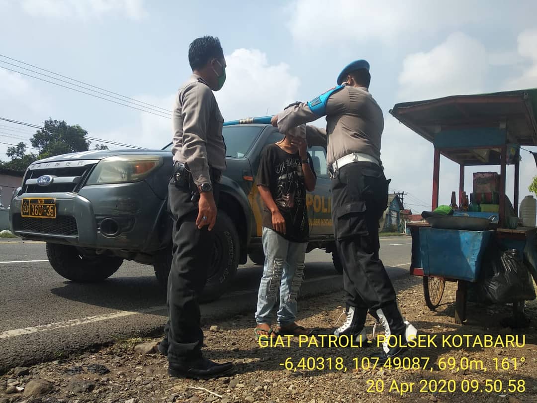 Giat patroli Polsek Kotabaru pada hari Senin tgl 20 April 2020, jam 09.50 Wib
Melaksanakan patroli dialogis dan sambang di Jl.Raya Cikampek Utara
Memberikan Masker Kain Kepada Masyarakat 
#humasreskrw