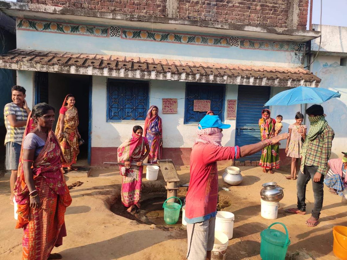SBCCalliance's tweet photo. #SBCC partners in their #COVID19 #RCCE are reaching communities with info needed to stop the spread.
In #Murshidabad & #Purulia #WB SBCC volunteers with #IEC are promoting #socialDistancing & #handwashwithsoap as part of behaviours required to curb the spread. https://t.co/mOENnv0qxo