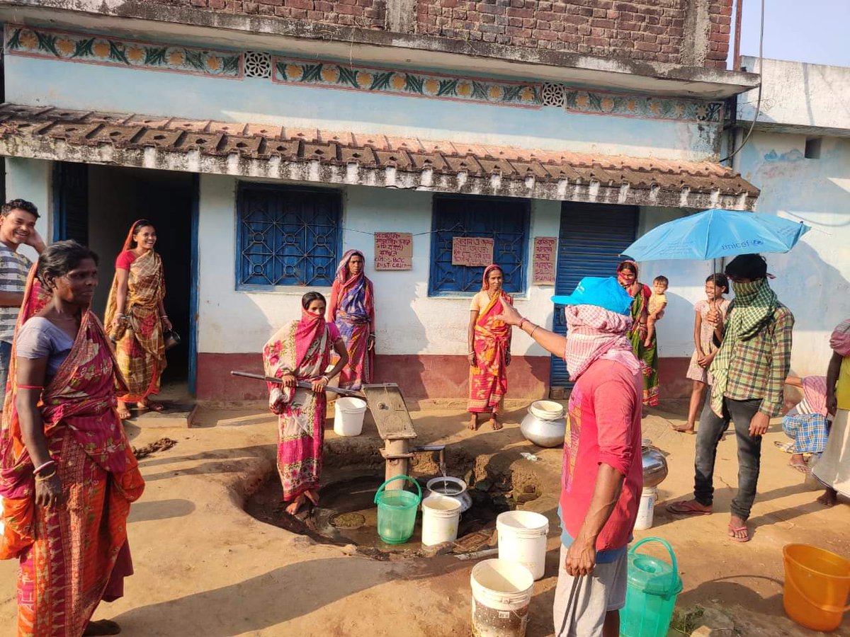 SBCCalliance's tweet photo. #SBCC partners in their #COVID19 #RCCE are reaching communities with info needed to stop the spread.
In #Murshidabad & #Purulia #WB SBCC volunteers with #IEC are promoting #socialDistancing & #handwashwithsoap as part of behaviours required to curb the spread. https://t.co/mOENnv0qxo