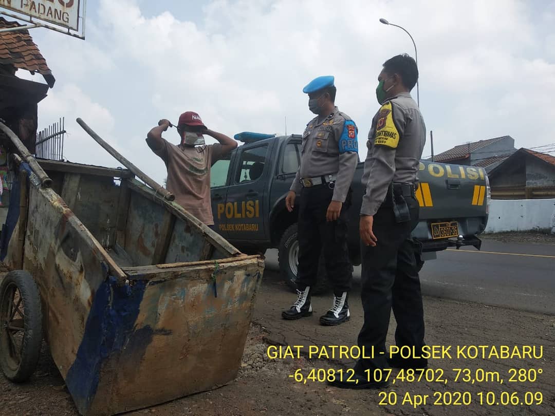 Giat patroli Polsek Kotabaru pada hari Senin tgl 20 April 2020, jam 10.05 Wib
Melaksanakan patroli dialogis dan sambang Memberikan MaskernKain Kepada Masyarakat guna Mencegah Penyebaran Covid-19

#humasreskrw