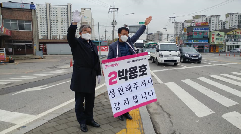 GreatPaju's tweet photo. [아픔을 치유해주는 푸근한 친정에 다시 왔습니다]
활기찬 월요일 아침. 성원해주신 친정, 파주 LG에 와서 감사 인사드립니다~~
영원한 LG맨 박용호. 많이응원해 주시고 다시금 웃어주셔서 고맙습니다~~. 문산 신성사거리에도 다시 섰습니다. 손 흔들며 "힘내세요. 화이팅" 외쳐 주셔서 감사합니다~~. https://t.co/kMDet0y9O2