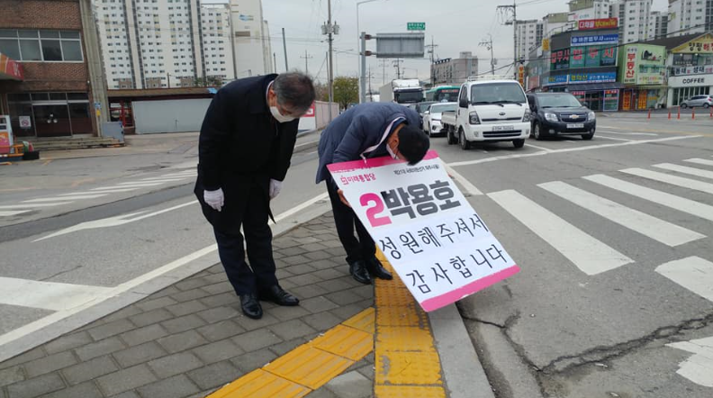 GreatPaju's tweet photo. [아픔을 치유해주는 푸근한 친정에 다시 왔습니다]
활기찬 월요일 아침. 성원해주신 친정, 파주 LG에 와서 감사 인사드립니다~~
영원한 LG맨 박용호. 많이응원해 주시고 다시금 웃어주셔서 고맙습니다~~. 문산 신성사거리에도 다시 섰습니다. 손 흔들며 "힘내세요. 화이팅" 외쳐 주셔서 감사합니다~~. https://t.co/kMDet0y9O2