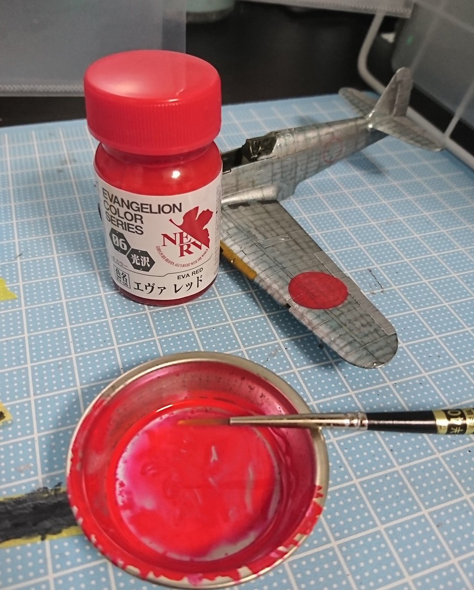 ちゃりお ガイアカラーのエヴァレッド 思った以上に日の丸色なのでオススメ 顔料はオレンジ系で 染料がマゼンタという印象 塗膜の薄いところはマゼンタになる ツヤ有りなので最後にフラットクリアを混ぜて上塗りしますが かなり良い色合いだと思う