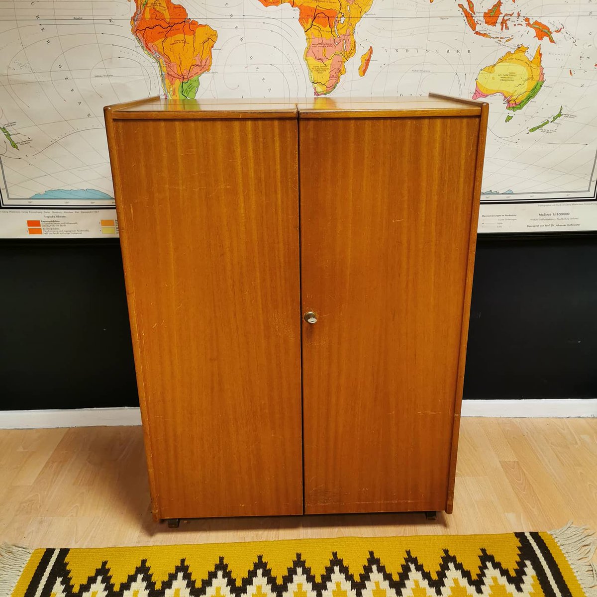 PeggyMcCools's tweet photo. Still available, this masterpiece by Mummenthaler &amp; Meier, Swiss magic box folding home office. Made of teak and maple. Too cool 😎😎😎

PM for details

https://t.co/PLUPWwmX9Z

#antique #vintage #midcentury #interiordesign https://t.co/3HPEycwmDb