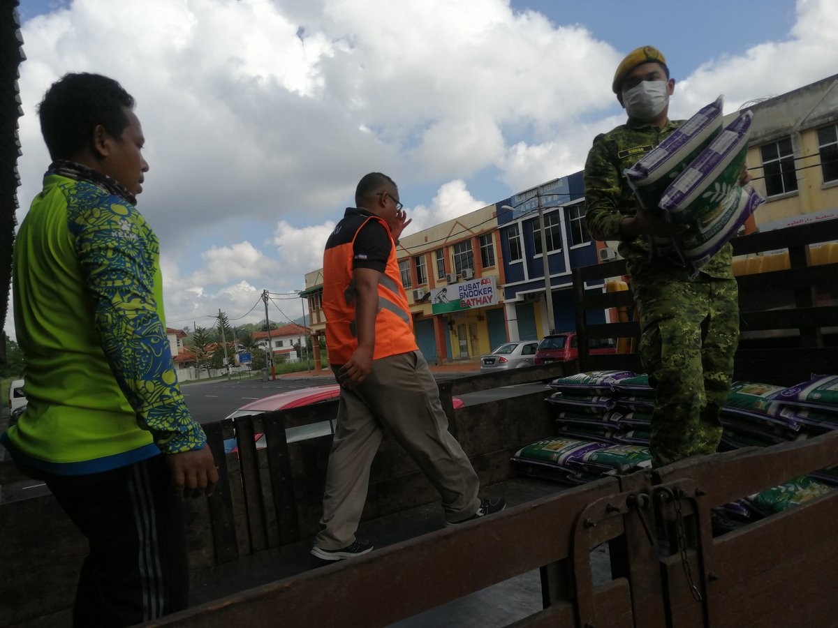 PENUGASAN BERSAMA JKM

PRD dan PPRD turut membantu proses agihan sumbangan bekalan makanan ke pusat agihan yang telah ditetapkan oleh pihak JKM Kuala Pilah.
<a href="/relamalaysia/">relamalaysia</a>
<a href="/RELA_N9/">RELA NEGERI SEMBILAN</a>
#MalaysiaBebasCovid19
#WeWorkUStayAtHome
#DudukRumah
#KitaJagaKita
#LetsFightCOVID
#SetiaBerbakti