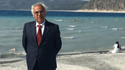 barisyarkadas's tweet photo. Salda Gölü'nün korunması için canla başla mücadele eden ve dün gece @tele1comtr 'de "Gölün kumunu geri getireceğiz" diyen Burdur - Yeşilova Belediye Başkanı CHP'li Mümtaz Şenel ve eşi 04.00 sularında silahlı saldırıya uğradı. Çiftin sağlık durumu iyi. Saldırganıı kınıyorum. https://t.co/dsaFfq6tfO