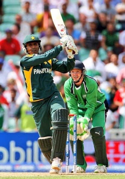 Abdul Razzaq ' Mr Bang Bang ' one of the best allrounder played cricket for Pakistan, He has played 339 international matches for Pak 🇵🇰
Wkts-388
Avg-32
5Wkts-4
Runs-7370
Avg-28
100s-6
50s-30
He got (22) man of the match awards for 🇵🇰 #Superstar#cricket