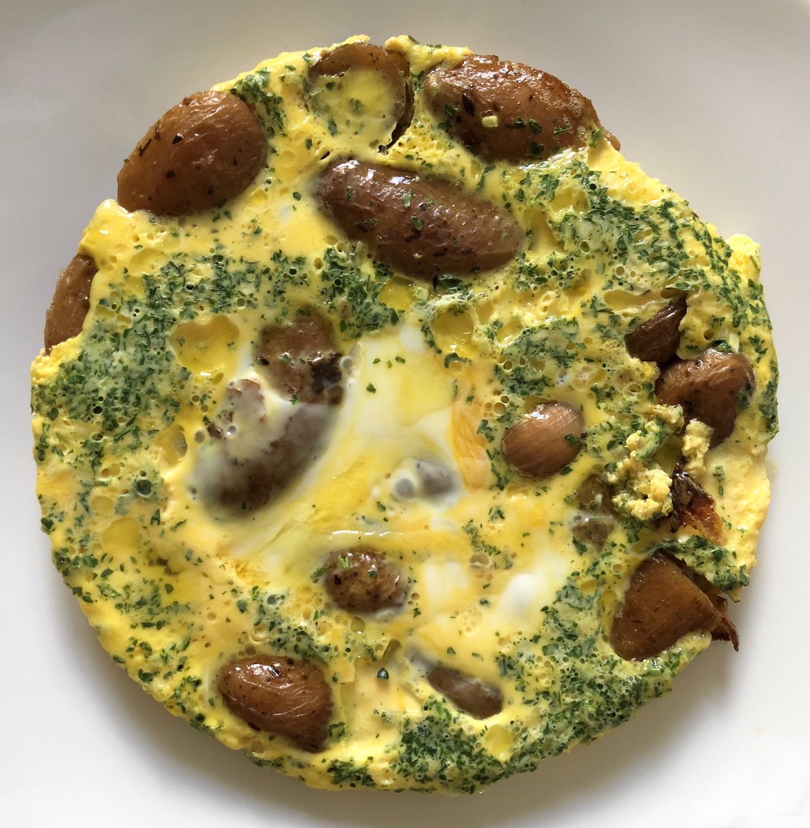 MoveEat's tweet photo. Hier, pour le déjeuner, j’ai préparé une omelette qui avait un petit air de tortilla. Un reste de pommes de terre à l’ail rôties à la cocotte et 3 oeufs. Simple, rapide, parfumé, extra #oeufs #pommesdeterre #echalotes #gastronomie https://t.co/Id121zpoF5