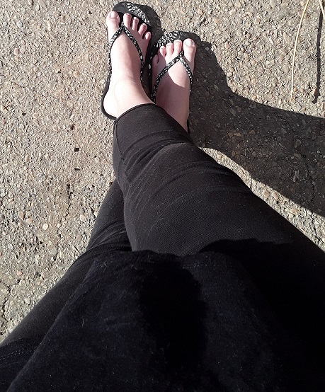 It was a warm, sunshine-y day! #MyFavorite

So I finally got some sunshine-on-my-feet #footography!!