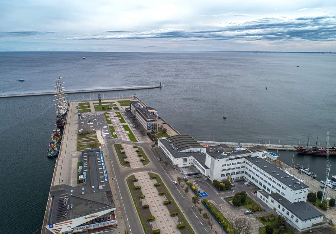 MiastoGdynia's tweet photo. W poniedziałkowy poranek prezentuejemy molo Południowe w nowej odsłonie.😍 Teren dawnego parkingu został uporządkowany, położono tam 500 m kw trawnika. Pojawiły się też nowe chodniki. Wkrótce kolejne zmiany.
 #KLIMAtyczneCentrum #wGdyni
___________
Fot. Tosem https://t.co/oyBn7YXp6I