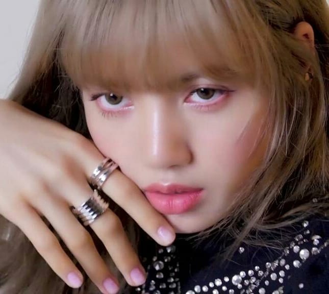 KjealousAuthor's tweet photo. Lisa's fingers are longer than my life or anyone else's life 
e.e
I miss Lisa so much😭💔🥺
Someone save me 
And 'give me food some food' lol .-.
#MissingBlackPink #MissingLisa
#BLACKPINK #lalisa #lisa #lalisamanoban #chaelisa #lisoo #jenlisa #limario https://t.co/oxTj8FTPbh
