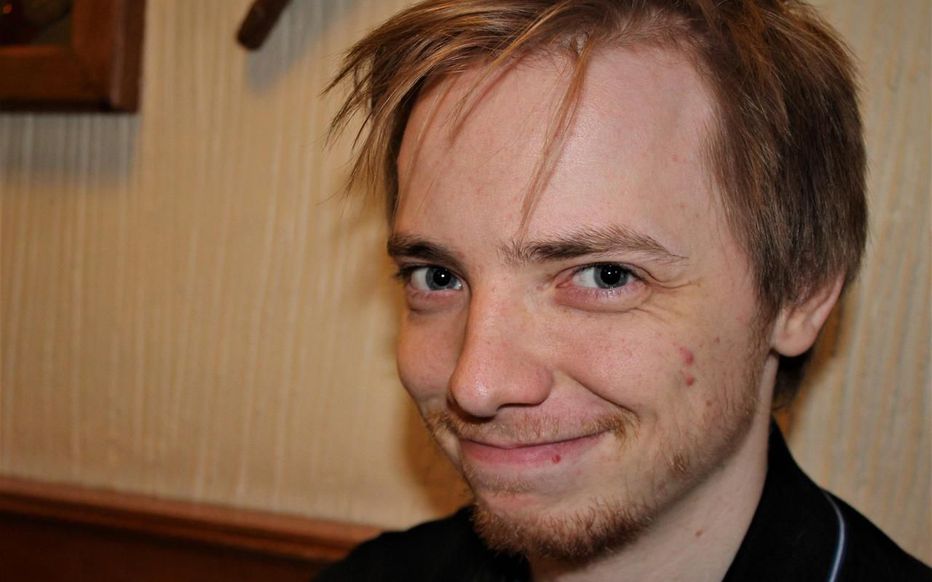 Alistair Baker, étudiant ingénieur parisien, est mort en Finlande dans des circonstances suspectes en 2018. 
➡ Meurtre ou accident ? La thèse d’une chute accidentelle retenue par la police est remise en question. Récit &gt; leparisien.fr/faits-divers/m…