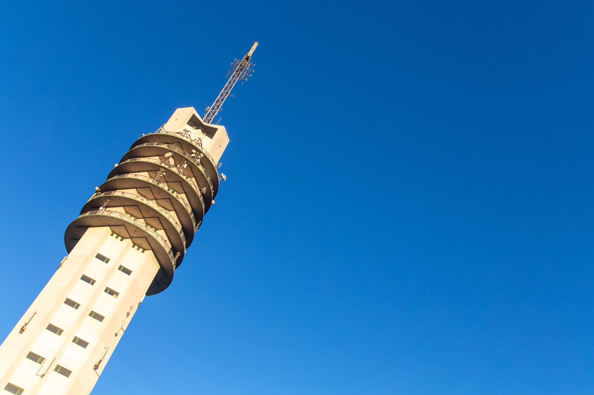 MLooyenstein's tweet photo. Een strakblauwe lucht in #AlphenaandenRijn @studioalphen @Alpenweerman @EdAldus @Talpaweer @BuienRadarNL @NOSWeer @pietsweer @AlphenLinkt @omroepwest #Alticom #pttzendmast https://t.co/OkdW0d9mEP