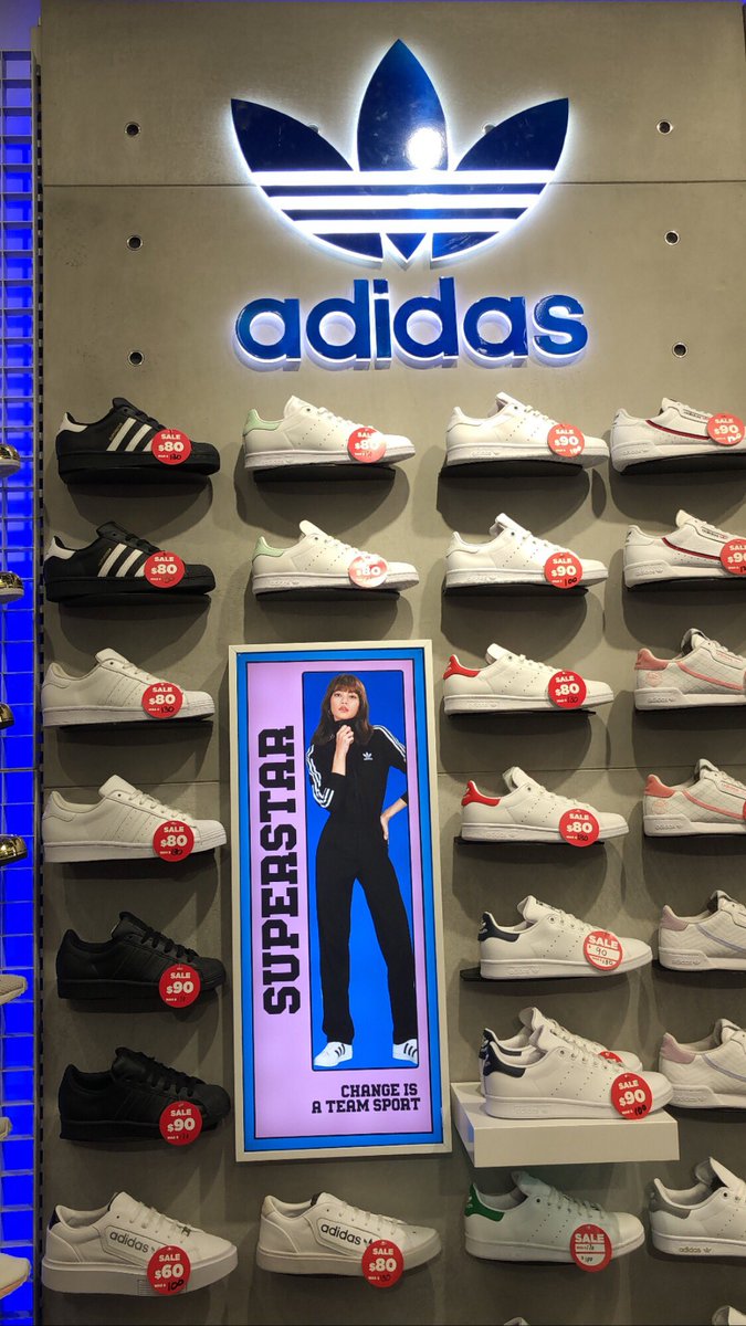 llliiisssnnn's tweet photo. ลิซ่าที่ JD sport Melbourne สวยเด่นคนเดียวเลยจ่ะ #LALISA #LisaBLACKPINK #lisaeverywhere #lisa https://t.co/ojRxwRq9v9